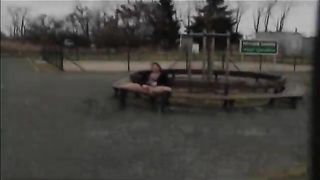 Scopata e sborrata in bocca alla fermata del bus