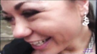 Scopata e sborrata in bocca alla fermata del bus