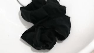 Mi sego sulle mutande di mia moglie