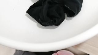 Mi sego sulle mutande di mia moglie