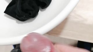 Mi sego sulle mutande di mia moglie