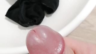 Mi sego sulle mutande di mia moglie