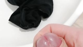 Mi sego sulle mutande di mia moglie