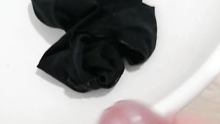 Mi sego sulle mutande di mia moglie