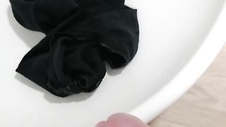 Mi sego sulle mutande di mia moglie