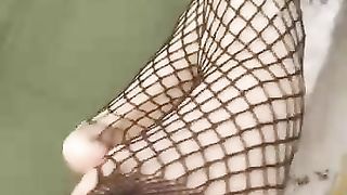 Le sborro sui piedi dopo un bel pompino