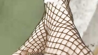 Le sborro sui piedi dopo un bel pompino