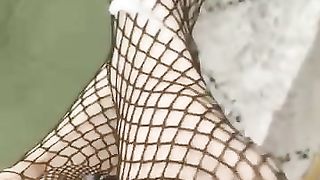 Le sborro sui piedi dopo un bel pompino