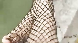 Le sborro sui piedi dopo un bel pompino