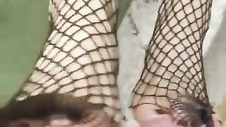 Le sborro sui piedi dopo un bel pompino