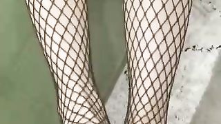 Le sborro sui piedi dopo un bel pompino