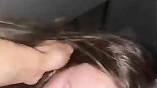 Ragazza goduta con finestra aperta