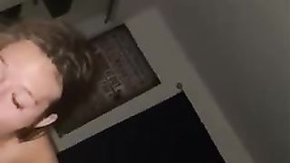 Ragazza goduta con finestra aperta