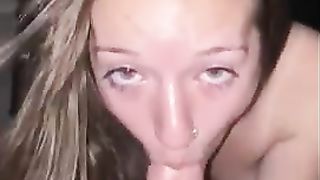 Ragazza goduta con finestra aperta