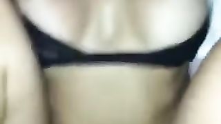 Bella femmina sexy sbattuta sul letto