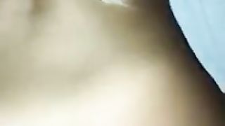 Bella femmina sexy sbattuta sul letto