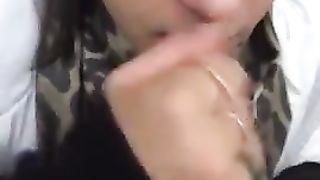 Bella teen succhia il cazzo al fidanzato...