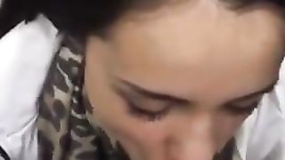 Bella teen succhia il cazzo al fidanzato...