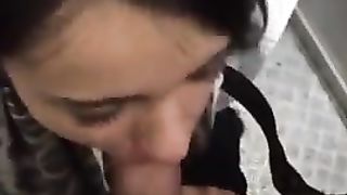 Bella teen succhia il cazzo al fidanzato...