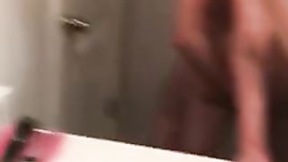 Scopata in bagno mentre guarda il cellulare