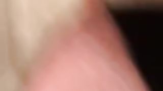 Scopata in bagno mentre guarda il cellulare