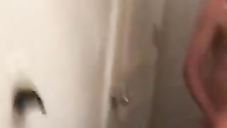 Scopata in bagno mentre guarda il cellulare