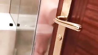 La mamma divorziata si diverte