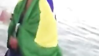 SESSO ORALE pubblico in SPIAGGIA