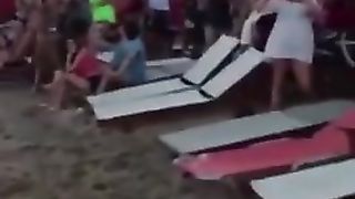 SESSO ORALE pubblico in SPIAGGIA