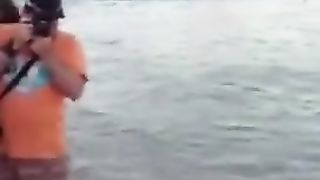 SESSO ORALE pubblico in SPIAGGIA