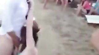 SESSO ORALE pubblico in SPIAGGIA