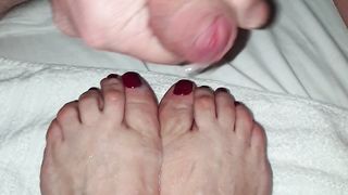 Sborrata sui piedi di mia moglie dopo la sega