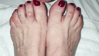 Sborrata sui piedi di mia moglie dopo la sega