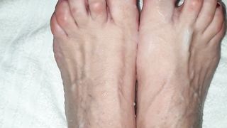 Sborrata sui piedi di mia moglie dopo la sega