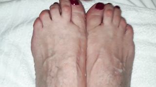 Sborrata sui piedi di mia moglie dopo la sega