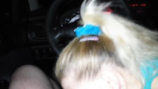 Puttana bionda lavora di bocca in auto