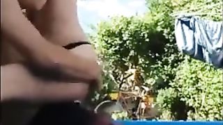 Scopa la vicina di casa in piscina