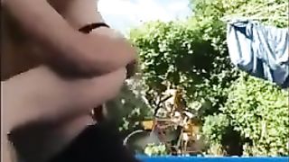 Scopa la vicina di casa in piscina