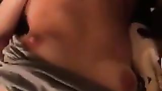 Lei si rilassa masturbandosi