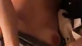 Lei si rilassa masturbandosi