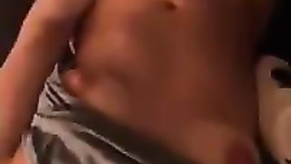 Lei si rilassa masturbandosi