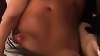 Lei si rilassa masturbandosi