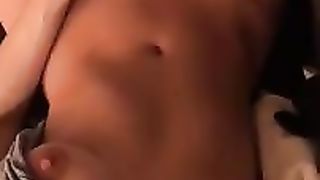 Lei si rilassa masturbandosi