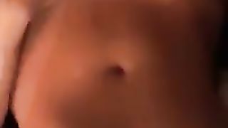 Lei si rilassa masturbandosi