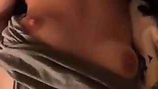 Lei si rilassa masturbandosi