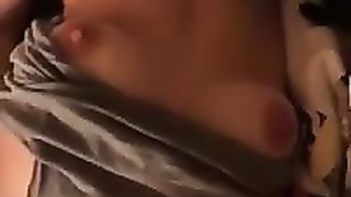 Lei si rilassa masturbandosi