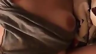 Lei si rilassa masturbandosi