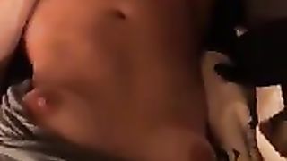 Lei si rilassa masturbandosi