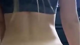 Teen culona cavalca cazzo