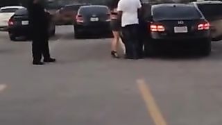 Due puttane mezze nude si prendono a botte per strada...